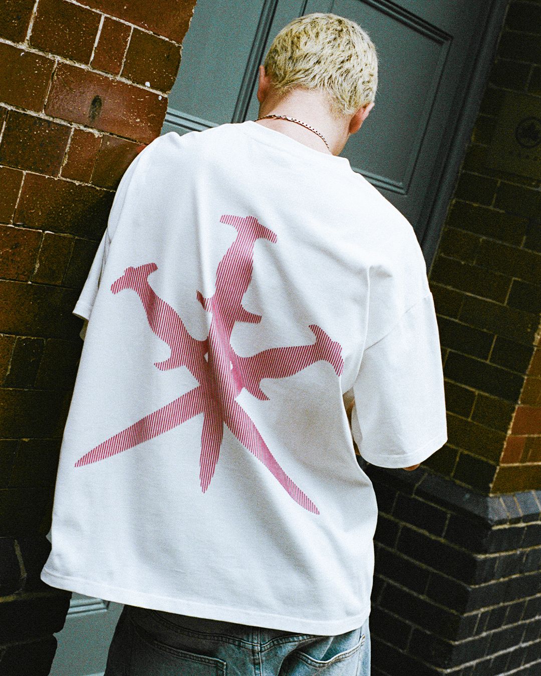 WHITE DAGGER TEE